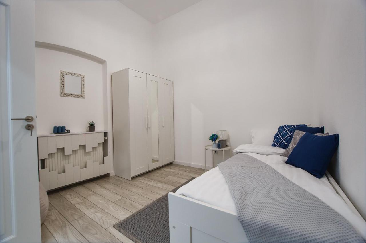 Stunning, Newly Renovated Central Apartment Oradea Luaran gambar