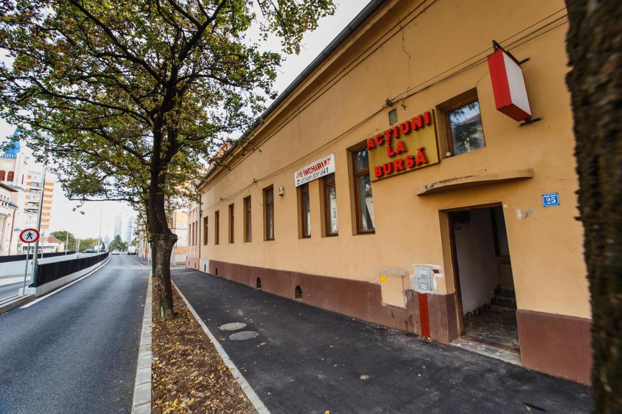 Stunning, Newly Renovated Central Apartment Oradea Luaran gambar