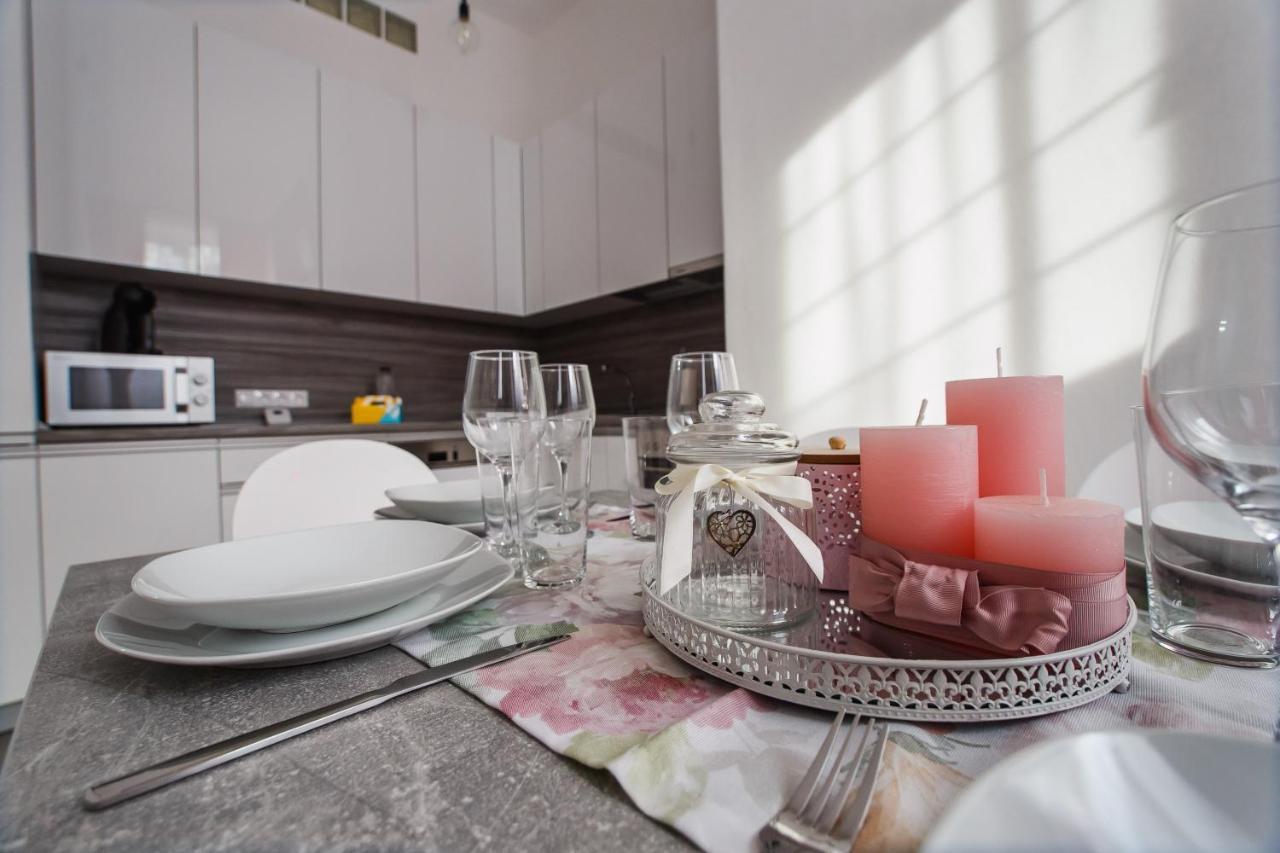 Stunning, Newly Renovated Central Apartment Oradea Luaran gambar
