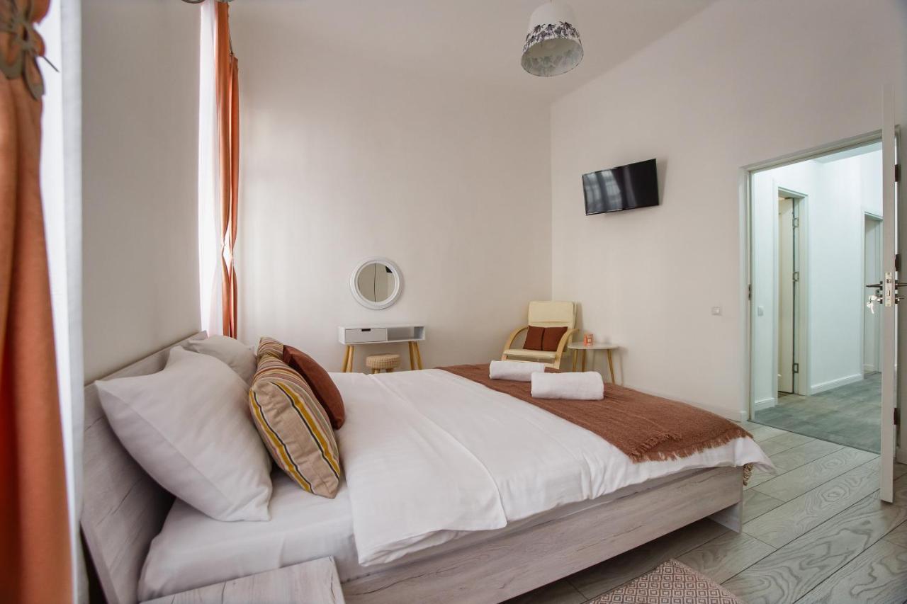 Stunning, Newly Renovated Central Apartment Oradea Luaran gambar